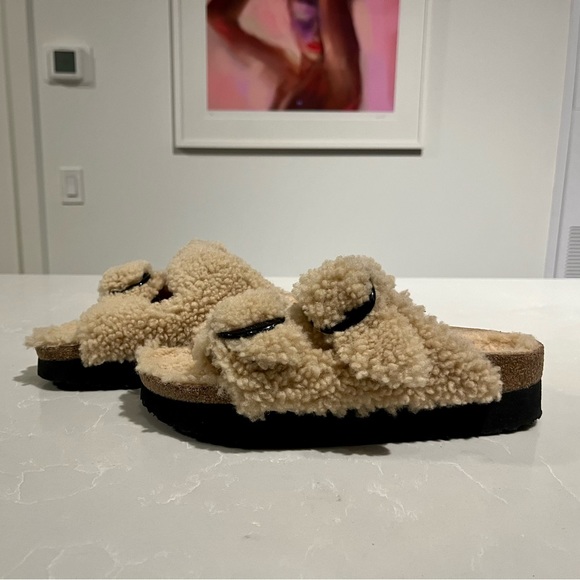 BIRKENSTOCK
Arizona Big Buckle Shearling Slide Sandals - Eggshell - Picture 4 of 11